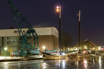 Elegant vor der alten Werft in Papenburg