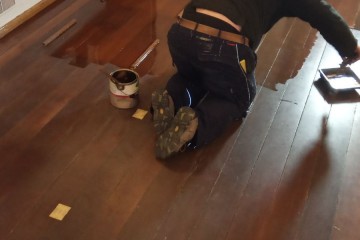 Herman lackiert den Boden im Tagesraum.