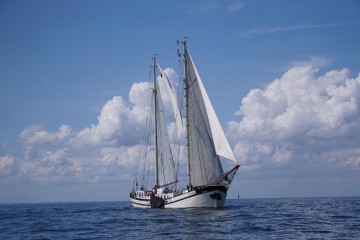 Elegant underway sailing